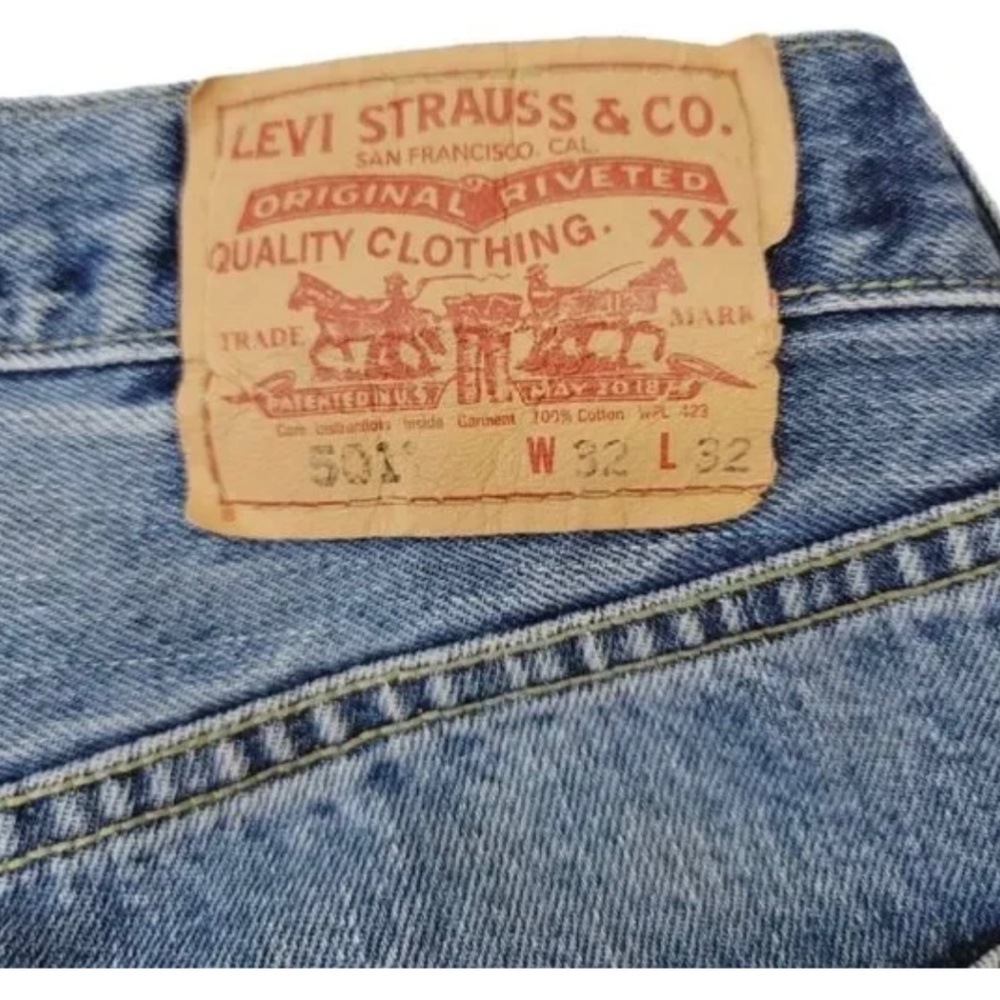 Vintage Y2K Levi's Original Fit Button Fly 501 Denim in Medium Stonewash Size 32